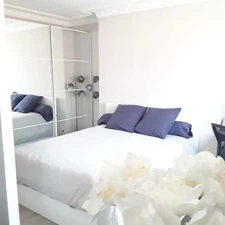 With Car Park - Charonne Neighborhood Apartment